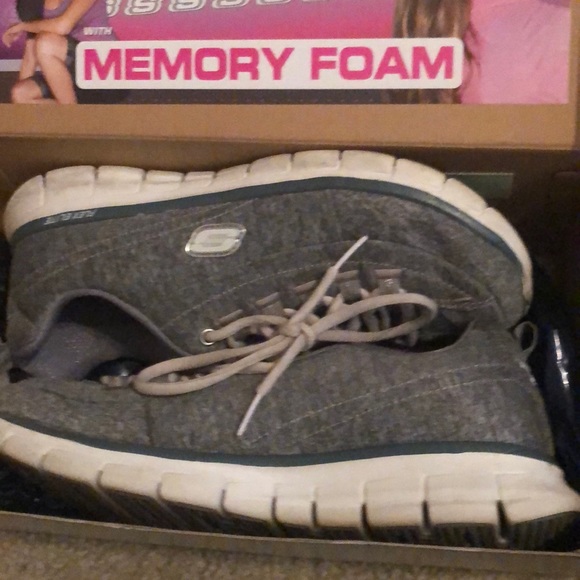 Gray sketchers with memory foam - Picture 2 of 6
